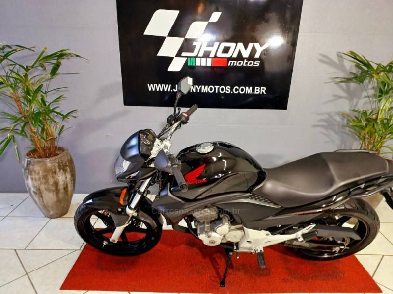 HONDA - CB 300R - 2011/2011 - Preta - R$ 12.500,00