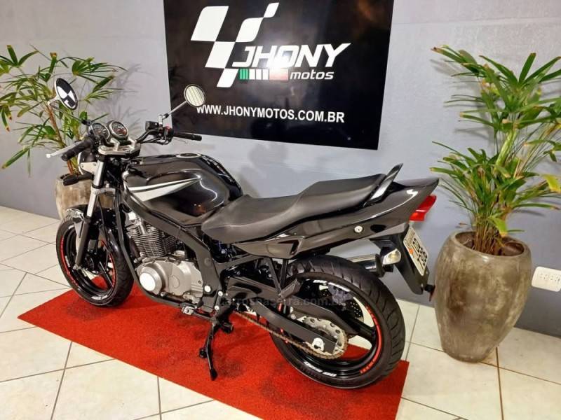 SUZUKI - GS500E - 2008/2008 - Preta - R$ 16.900,00
